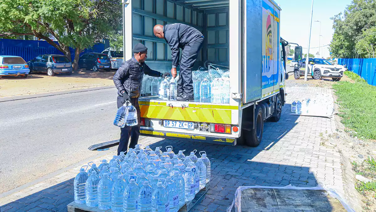 In collaboration with industry partner SANTACO’s Tshwane Regional Taxi Council, SA Taxi swiftly responded to the cholera outbreak in Hammanskraal by providing clean water to the affected communities.